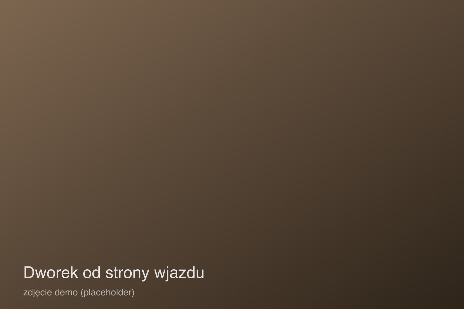 Dworek widziany od strony wjazdu i parkingu
